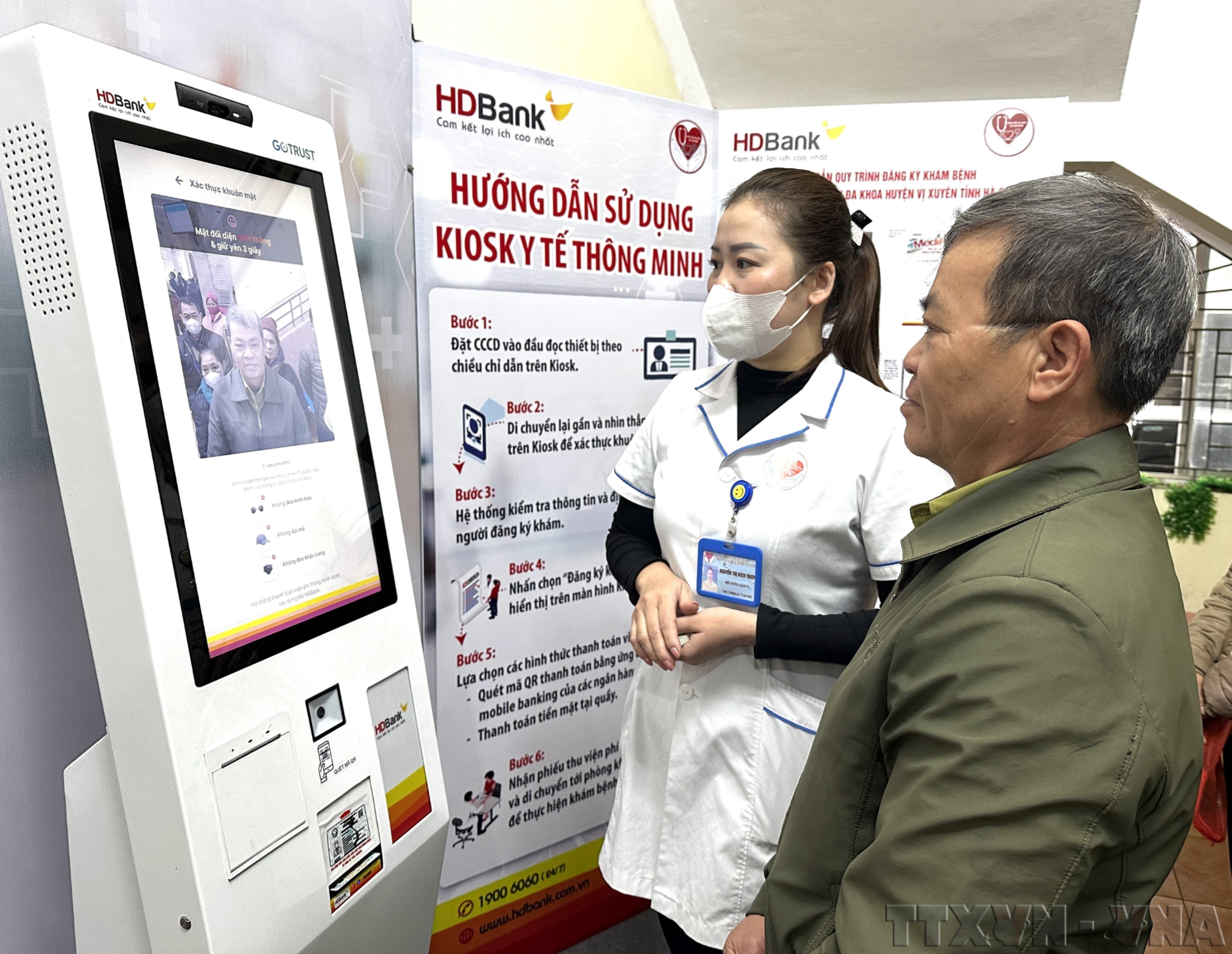 Ngành Y tế Hà Giang trang bị nhiều thiết bị, máy móc hiện đại phục vụ khám chữa bệnh. Trong ảnh: Hướng dẫn người dân sử dụng KIOSK y tế thông minh để kiểm tra thông tin đăng ký khám bệnh. (Ảnh: Đức Thọ/TTXVN)